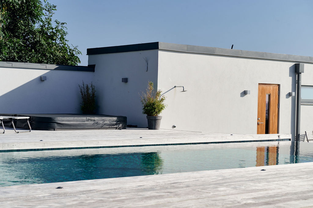 Arkitektritad villa med pool och poolhus med bastu