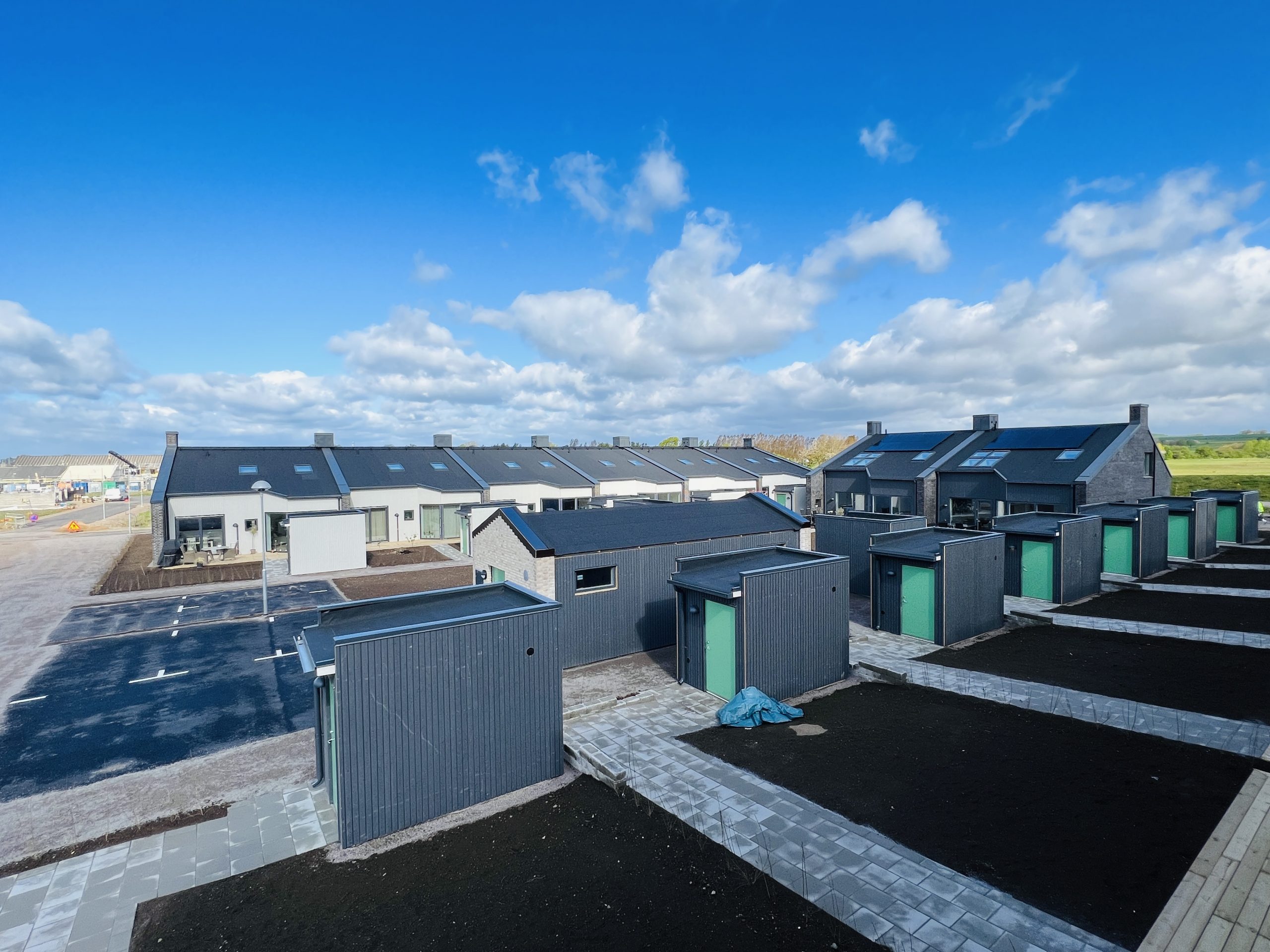 Treano har uppfört en nyproduktion av 15 radhus med en blandning av 1-plans, 1 ½-plans samt 2-plans hus. Samtliga hus har solcellspaneler på taket.