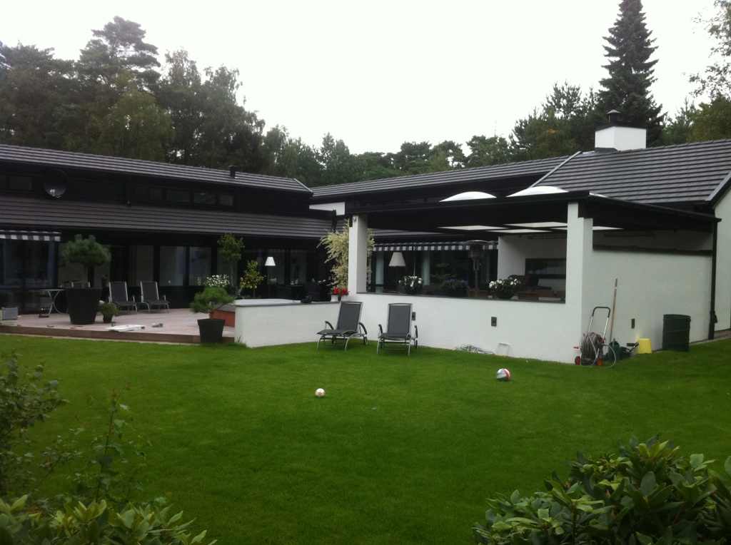 Exklusiv villa i Höllviken från Sawi, härligt stort trädäck med mur och uteplats under tak