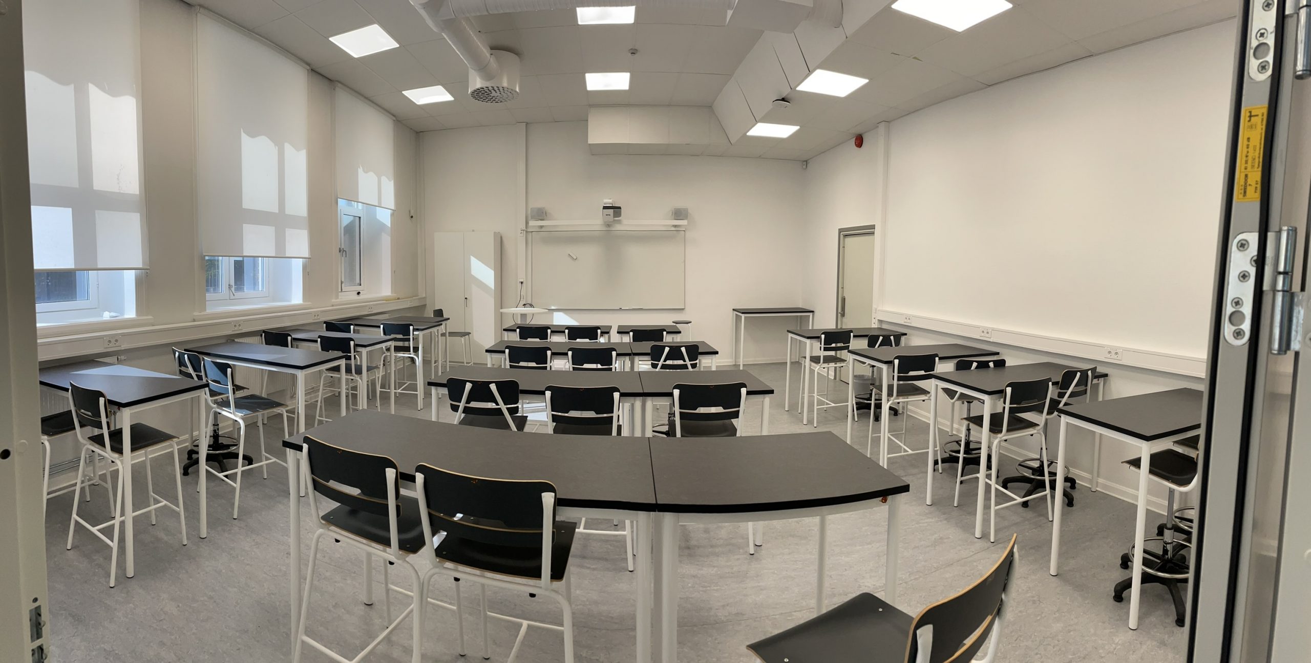 Nytt klassrum på Öresundsgymnasiet med svarta bord och stolar