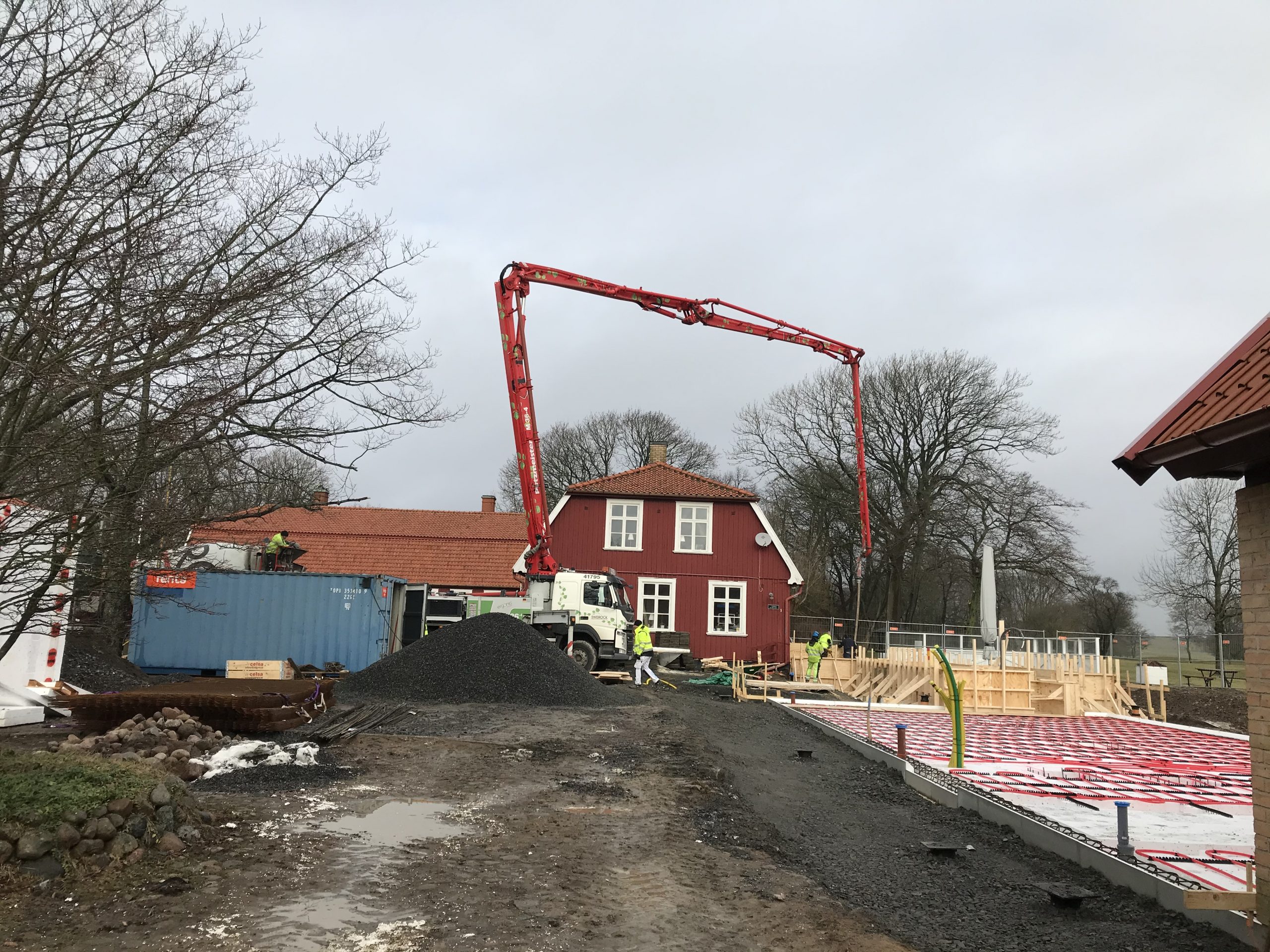 Gjutningen av plattan till tillbyggnaden av Landskrona GK