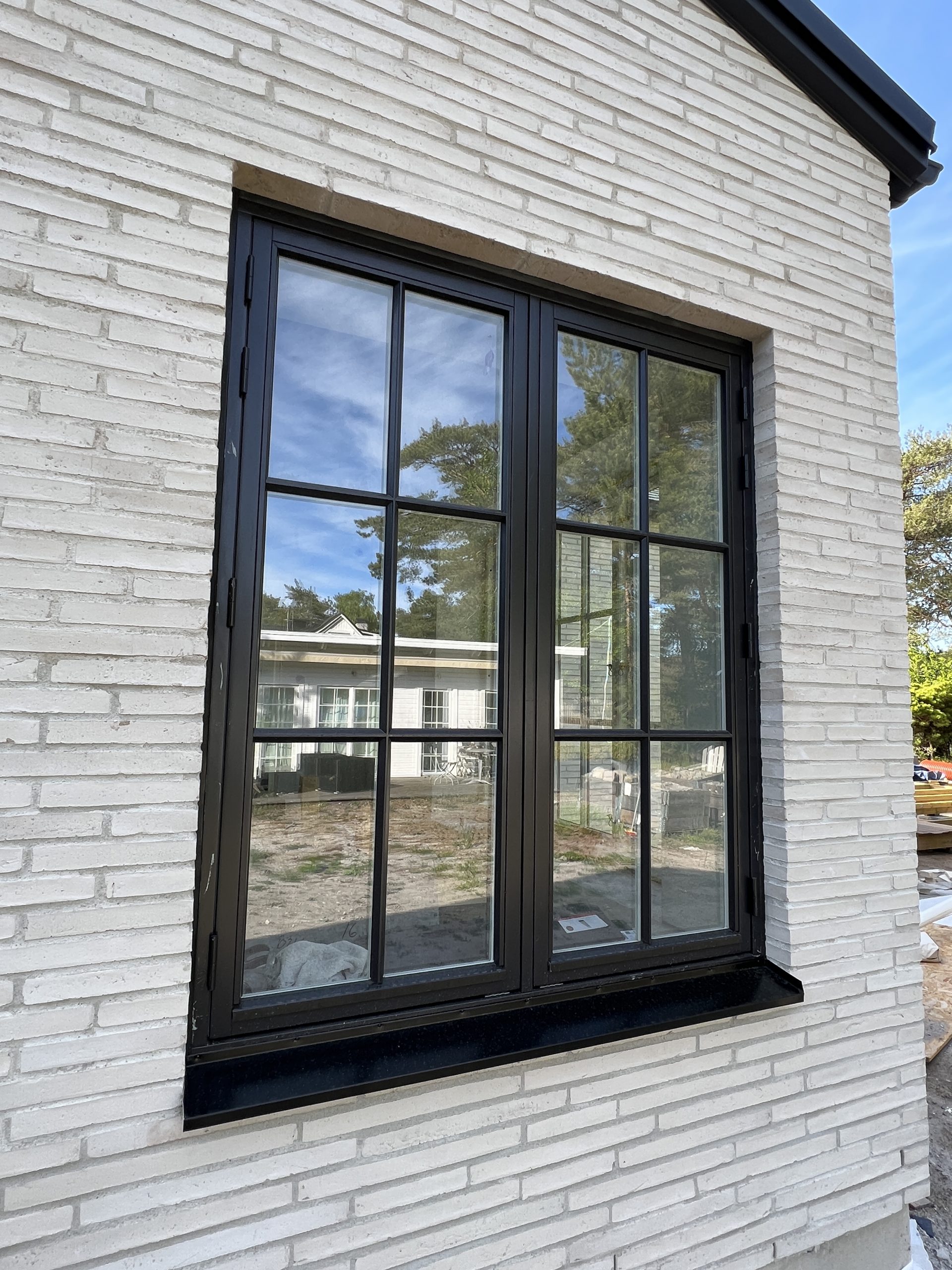 Arkitektritad villa  Teglad fasad och svarta spröjsade fönster