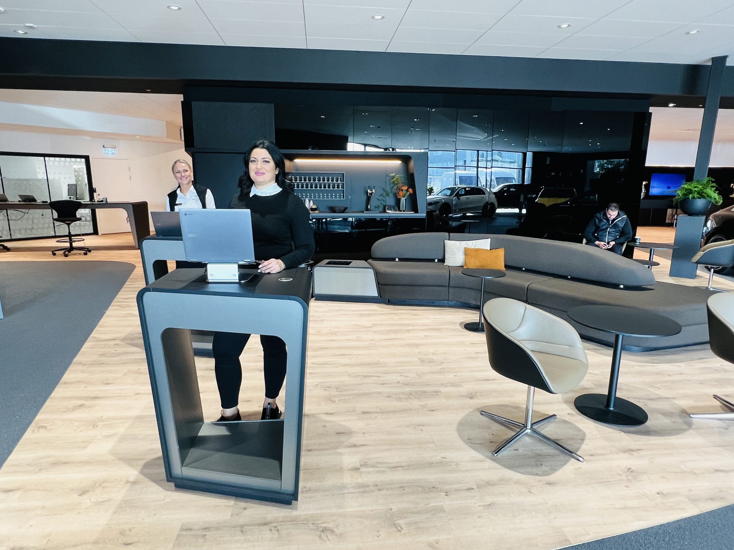 Nya entrén till Mercedes-Benz Malmö läckert utformad, man möts trevlig personal