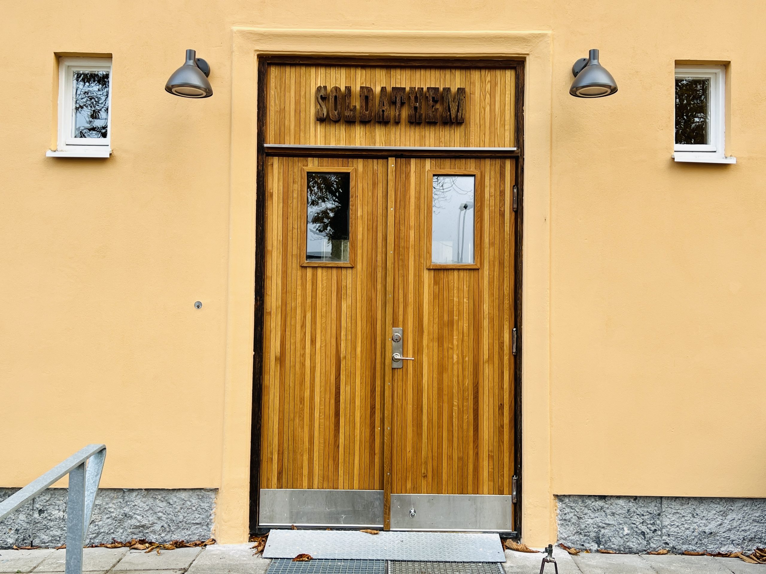 Soldathemmet i Kristianstad har totalrenoverats utvändigt här ser ni entrén med fin ekdörr och den gula fasade och soldathem skrivet ovanför dörren