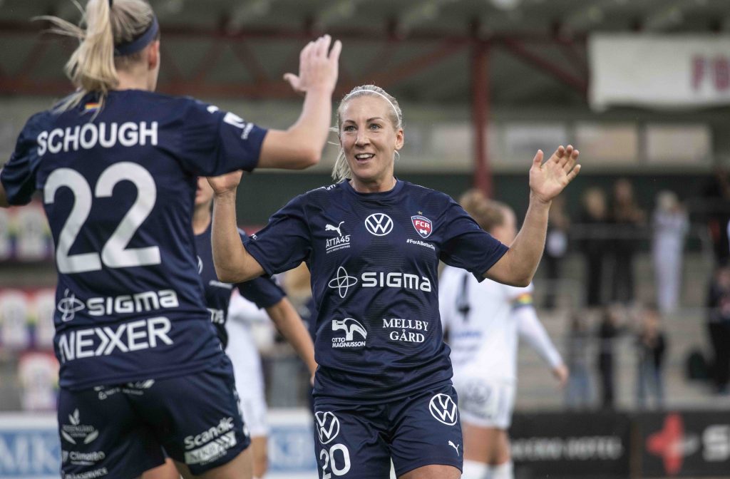 Mia Persson och Olivia Schough kramar om varandra efter mål till FC Rosengård