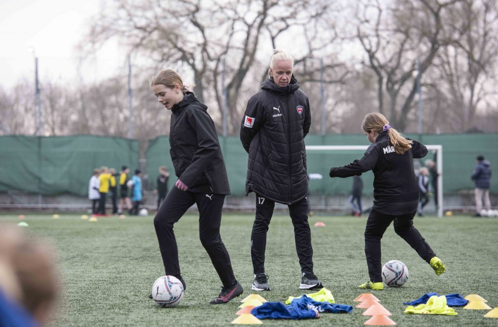 FC Rosengård Hattrick Caroline Seger och 2 ungdomar spelar fotboll