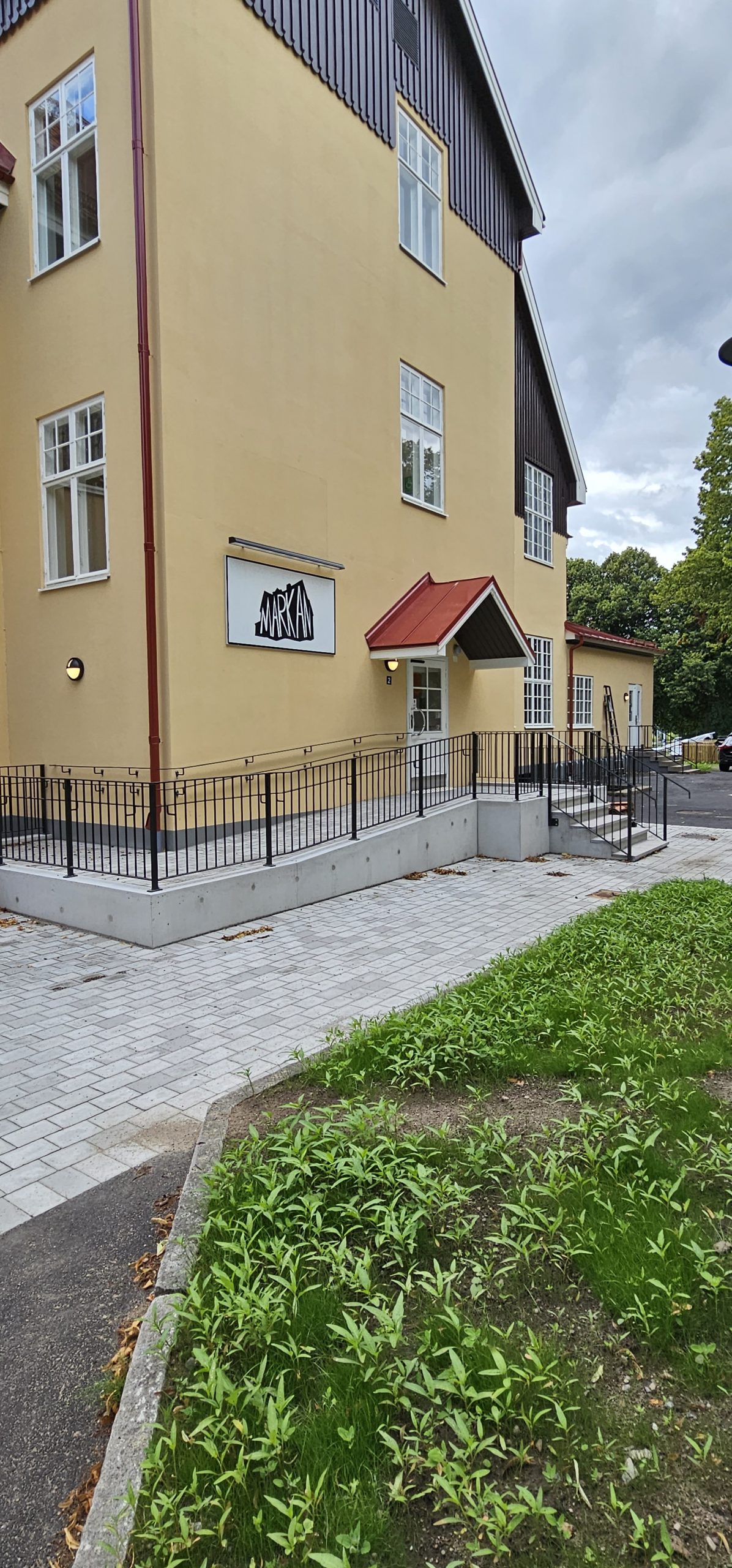 markan i Hässleholm, utvändigt med rullstolsramp. Fasad i gul puts. 