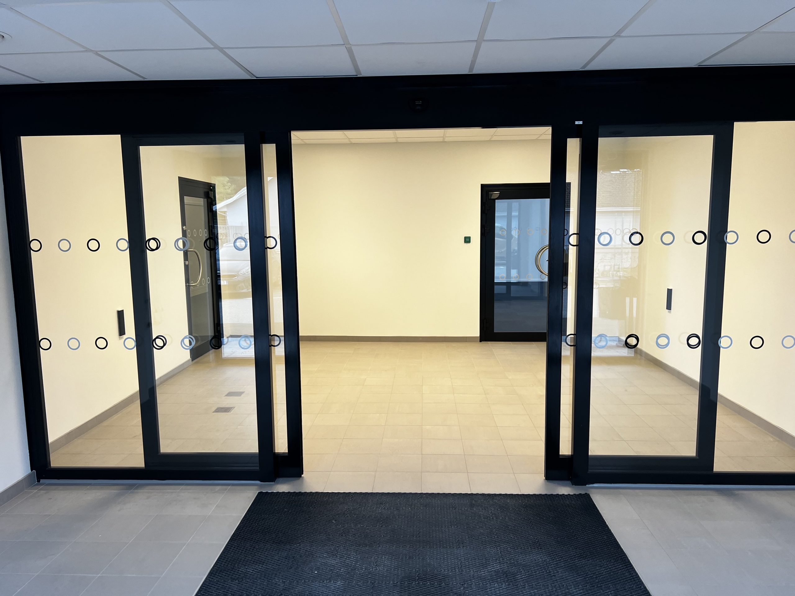 Hyresgästanpassning BKB Brandkonsultbyrån i Hässleholm åt beställaren HIBAB. Utvändiga bilder på fasaden. Grå plåt med upphöjd entré i svart