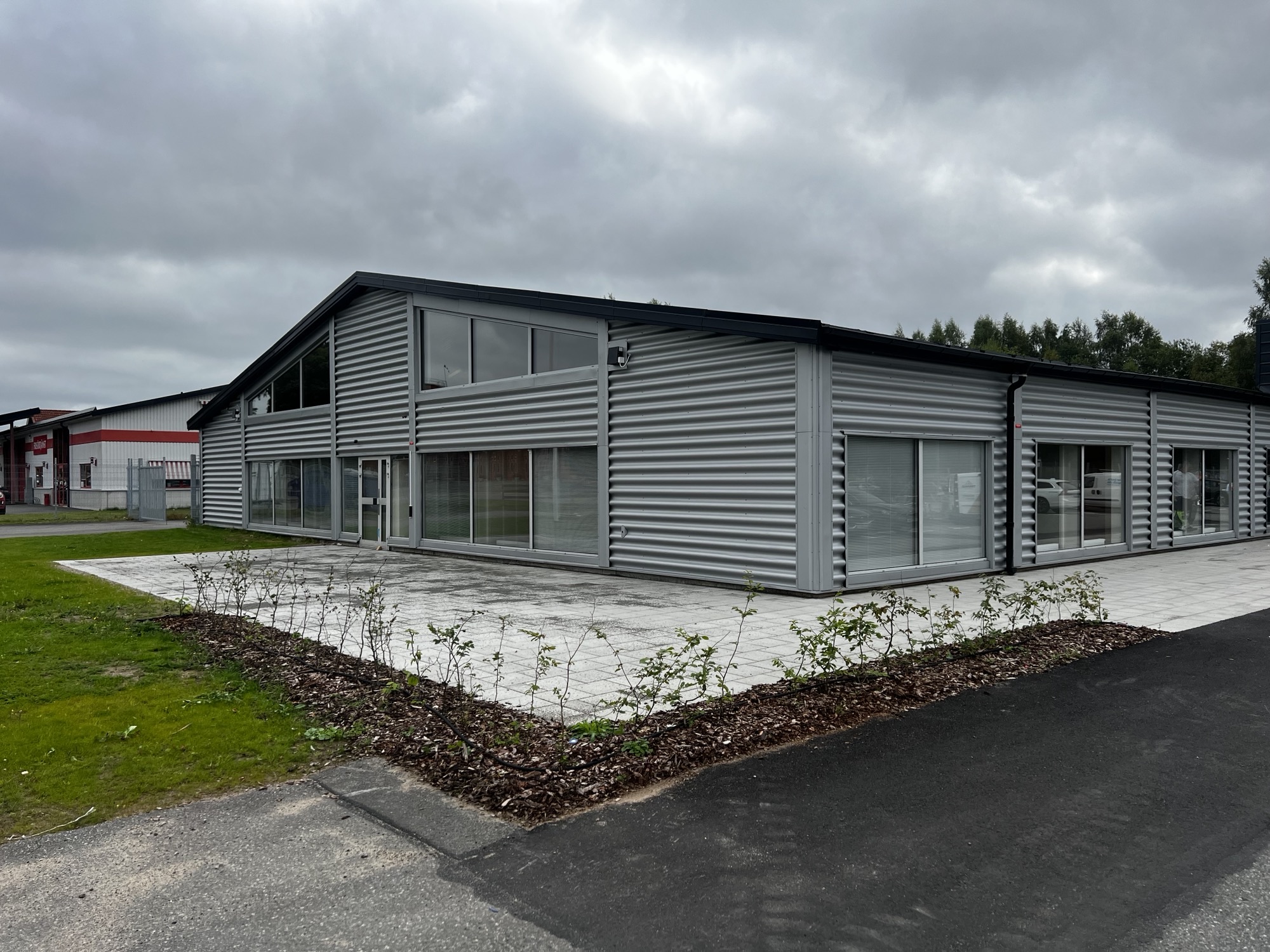 Hyresgästanpassning BKB Brandkonsultbyrån i Hässleholm åt beställaren HIBAB. Utvändiga bilder på fasaden. Grå plåt