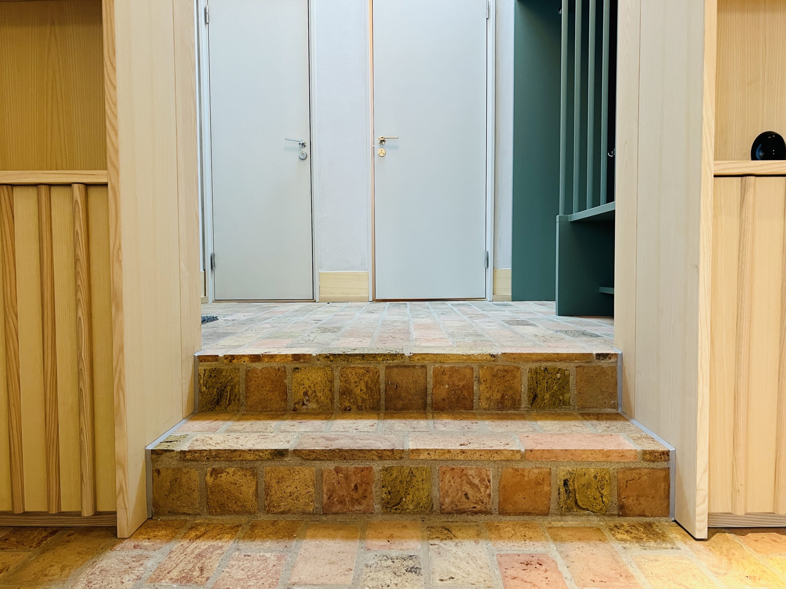 Teglad inner trappa mellan hall och vardagsrum