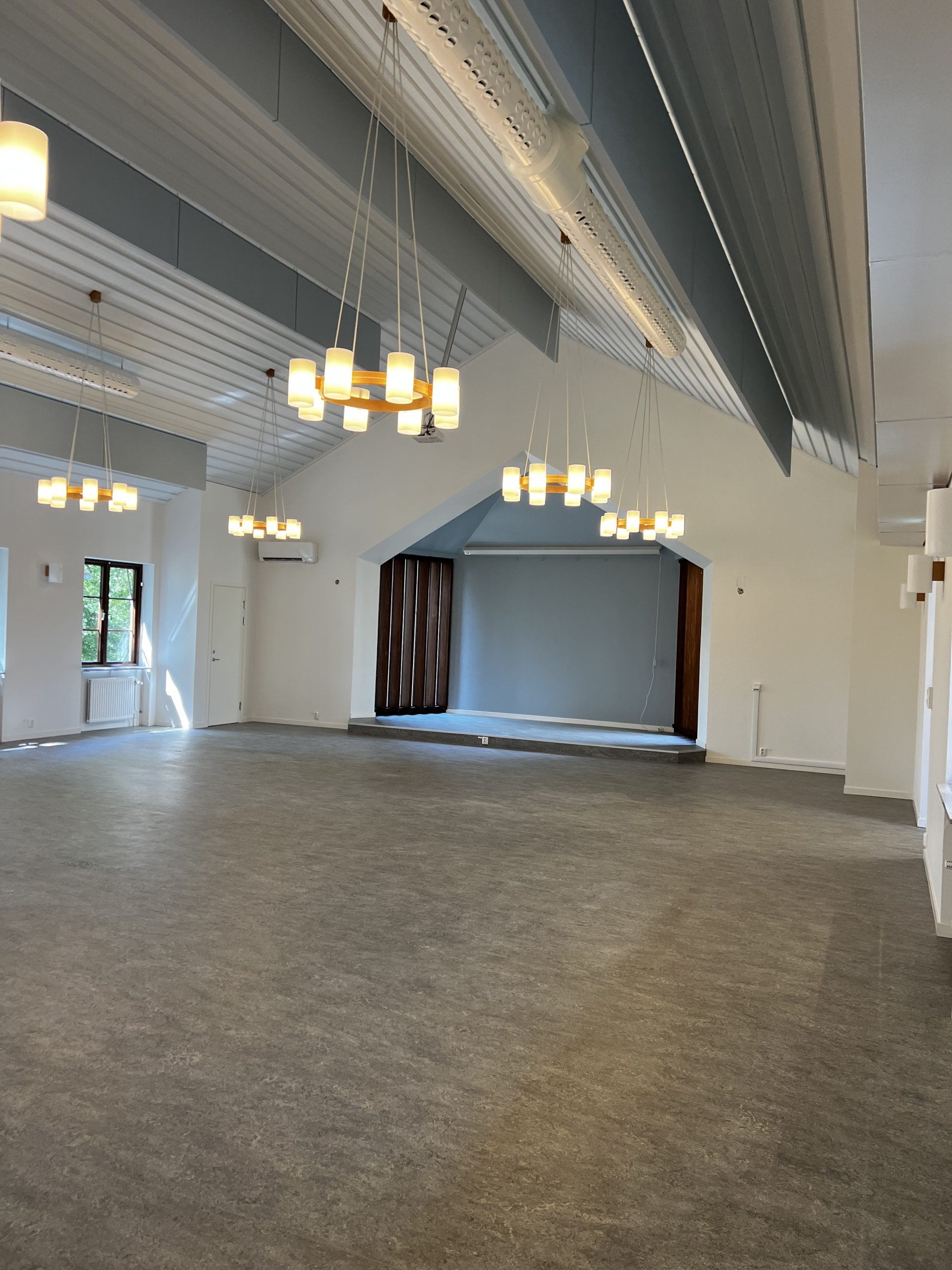 Öppen och luftigt sällskapsrum i Svenska kyrkans församlingshem i Hörby