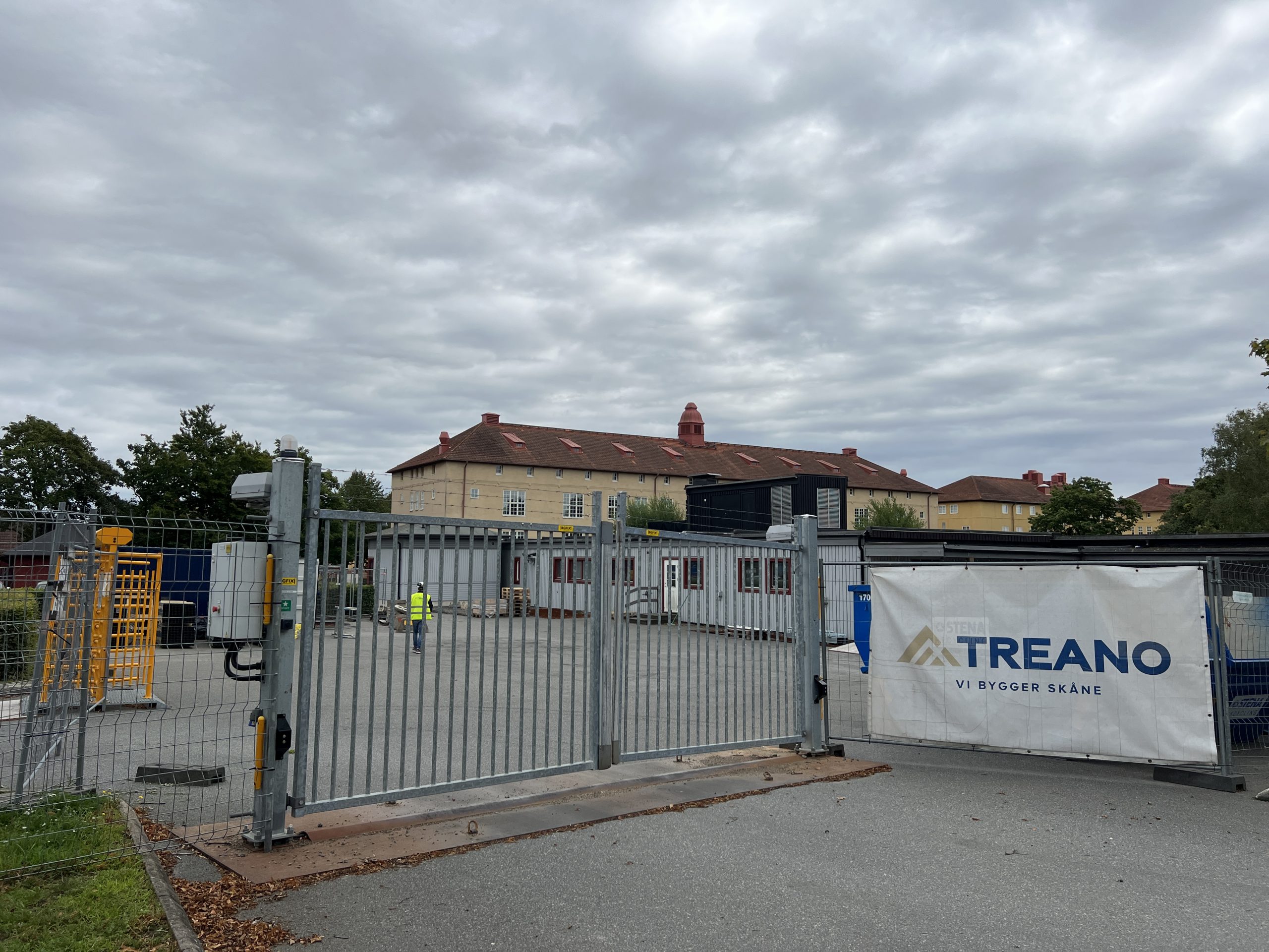 Byggarbetsplatsen för Grundsärskolan Norretull i Kristianstad. Staket, grind, ID06, vepa med Treano