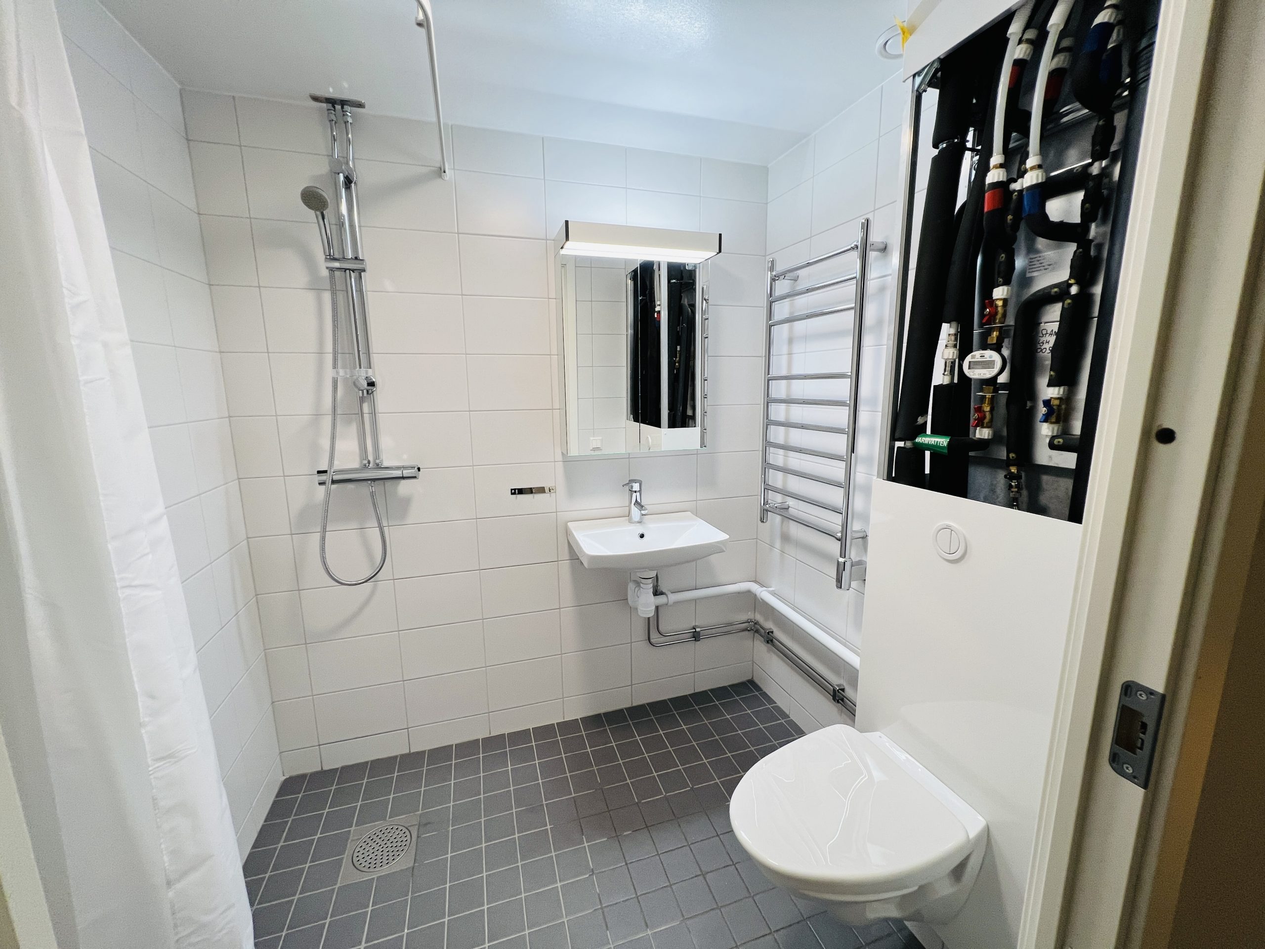 Asbestsanering vid rivning i badrummen, nya helkaklade badrum och badrumsinredning. Nytt gipsundertak i badrummet. Nya avloppsstammar samt vattenrör som gömts i vitlackerad plåtkassett i varje badrum. Nya breddade badrumsdörrar med massiva dörrblad. 