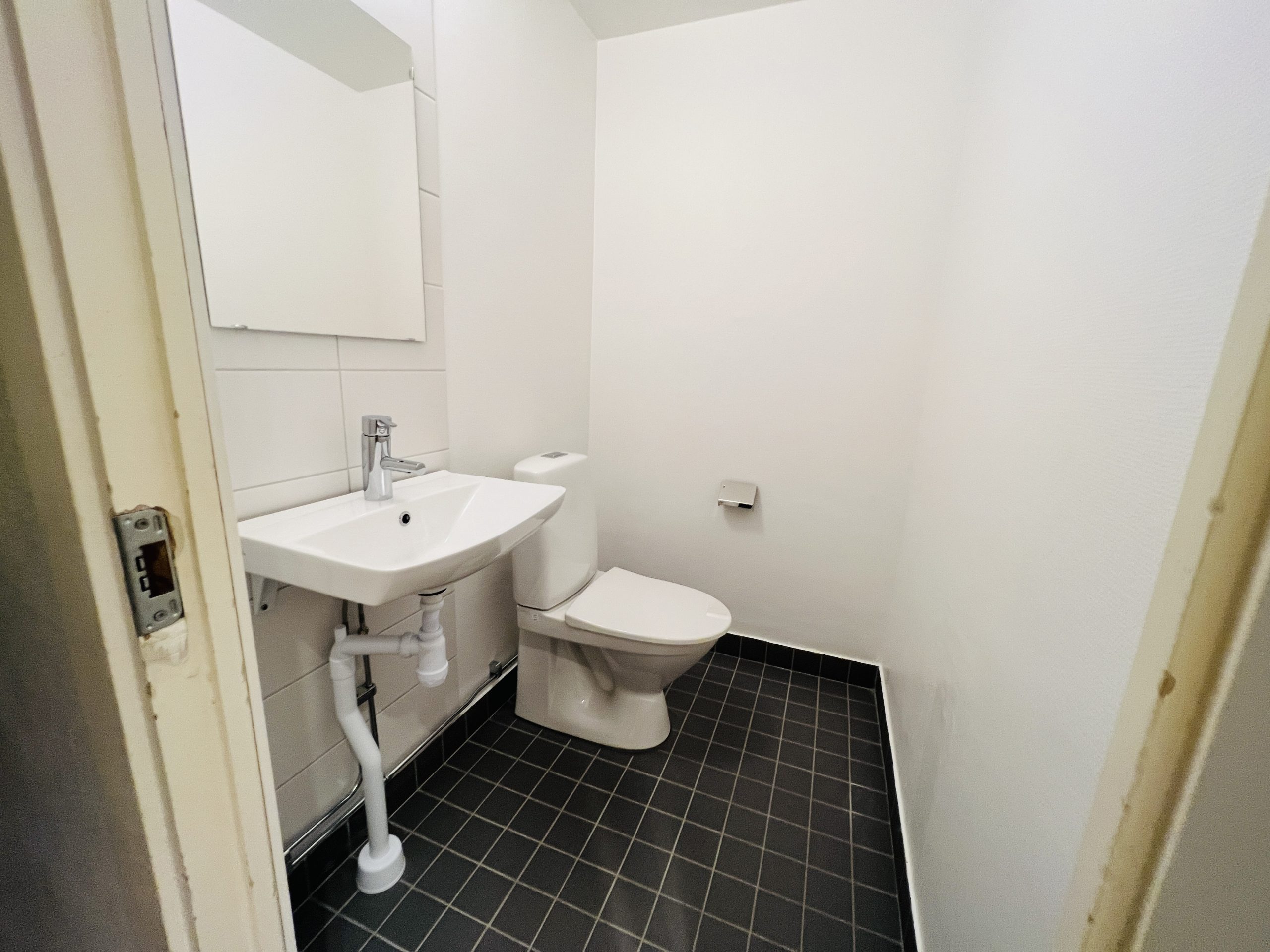 Asbestsanering vid rivning i badrummen, nya helkaklade badrum och badrumsinredning. Nytt gipsundertak i badrummet. Nya avloppsstammar samt vattenrör som gömts i vitlackerad plåtkassett i varje badrum. Nya breddade badrumsdörrar med massiva dörrblad. 