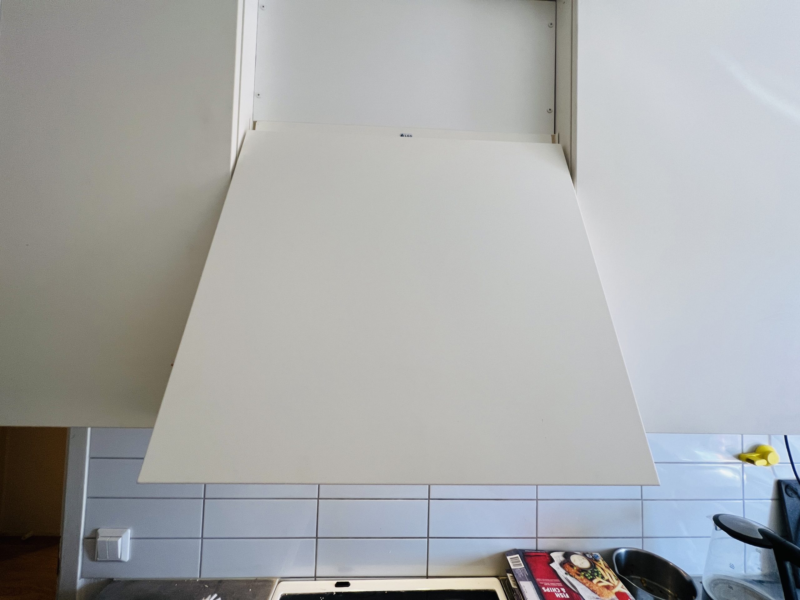 Ny volymkåpa i köket i vitlackerad plåt, samt ny elinstallation i varje lägenhet. 