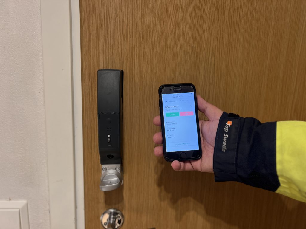 Treano har köpt in Ease smartlock, som tillfälligt monterats på dörrarna till lägenheterna för att hantverkare/UE/installatörer ska slippa nyckelhantering.