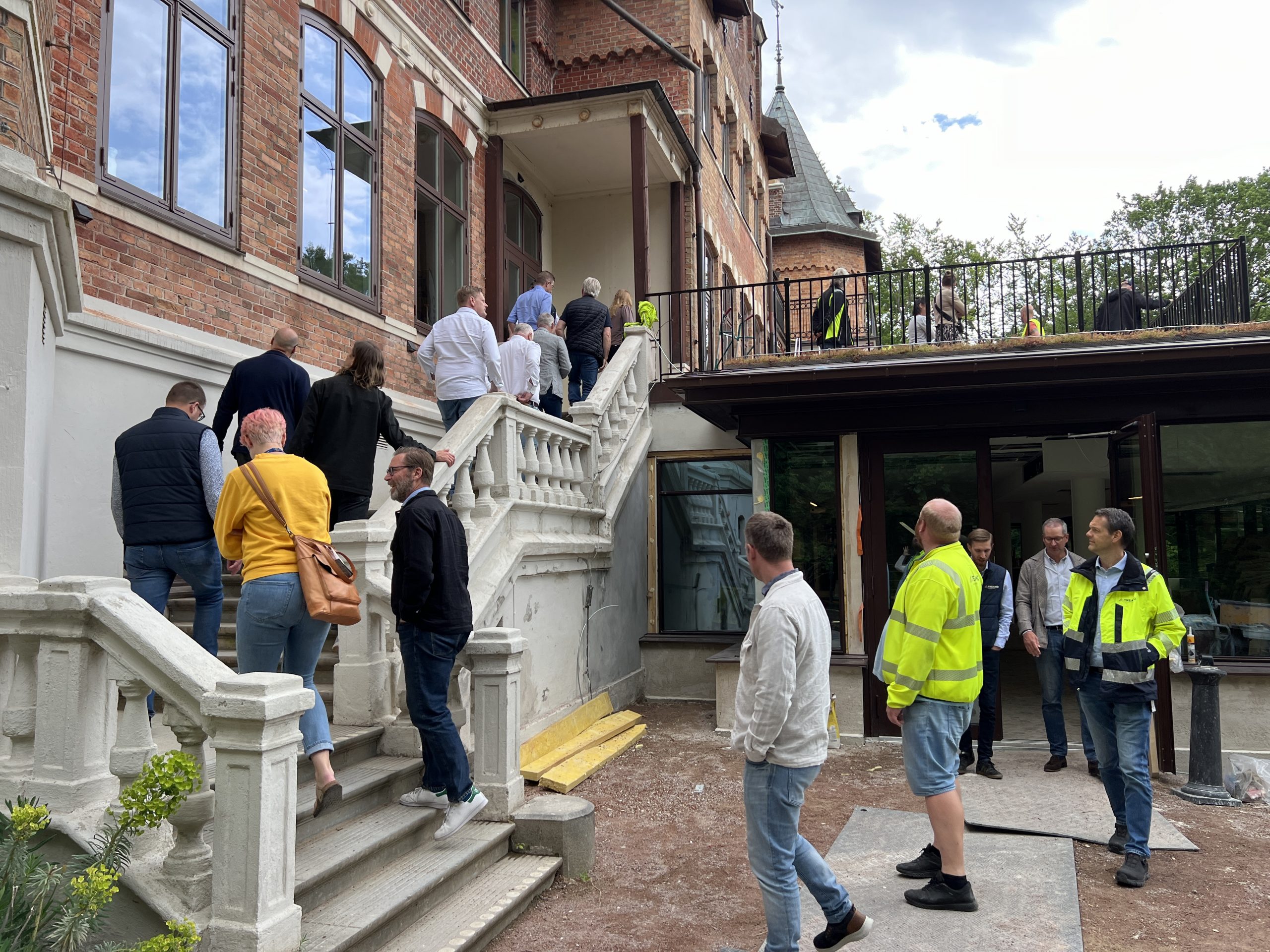 Rundvandring på Sofiero Slott, här på väg från terrassen upp till balkongen, folk går i trappan på rad