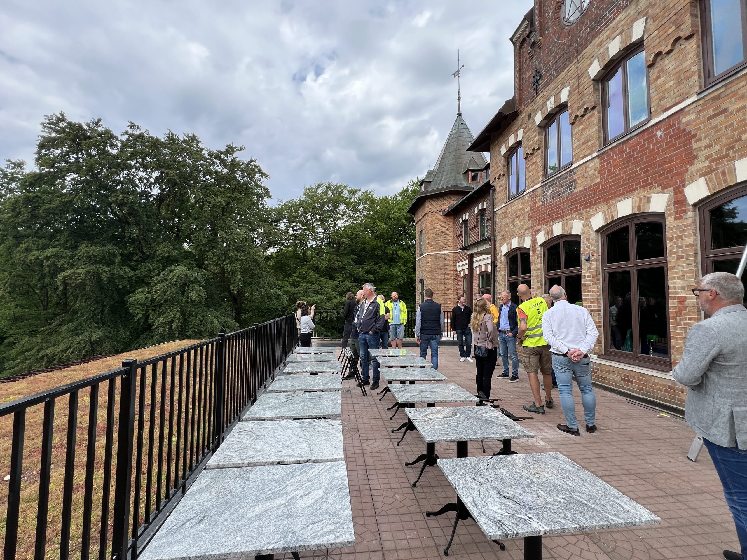 På den stora uteserveringen på Sofiero Slott