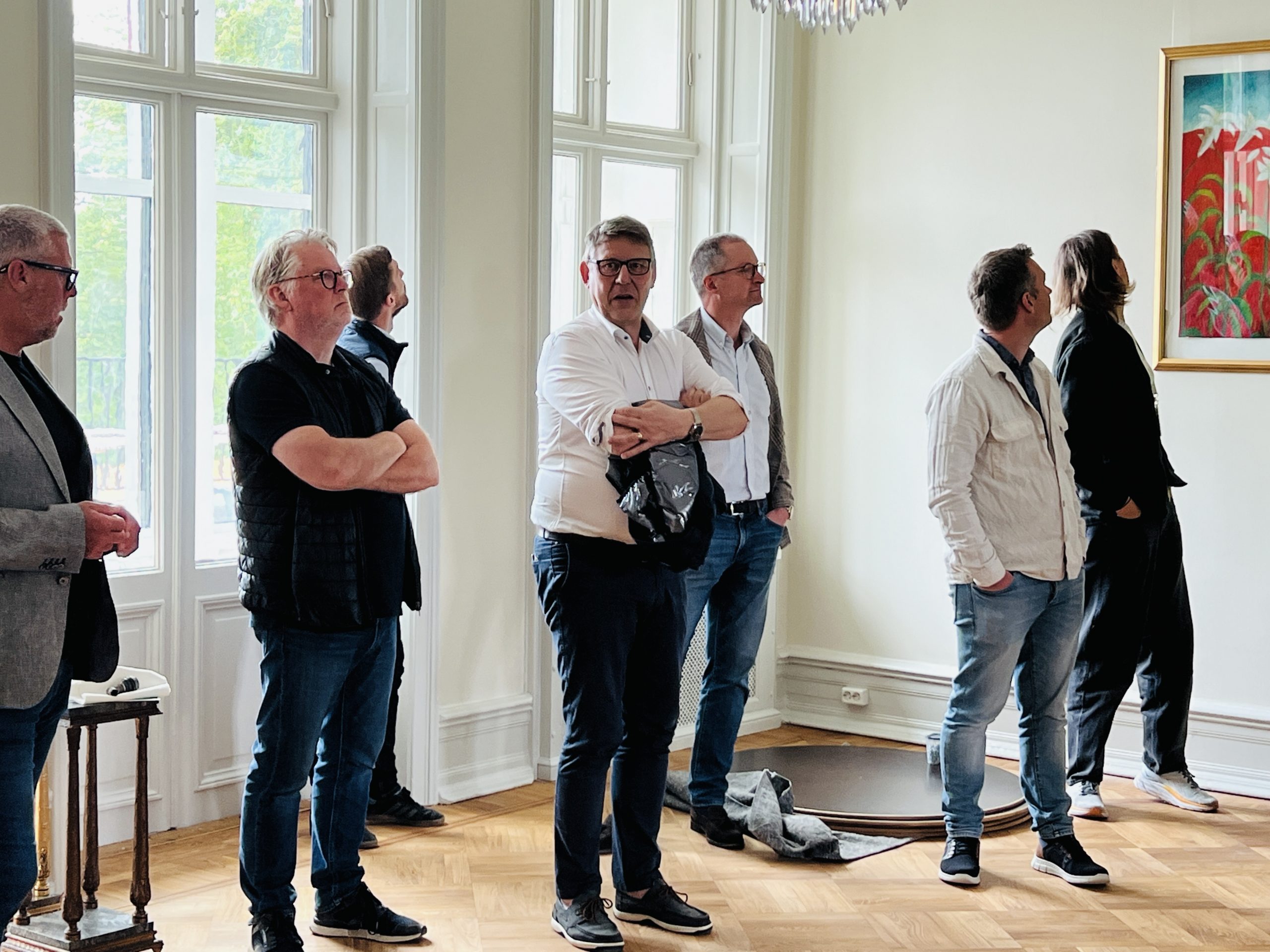 Personer står och lyssnar på information inne i slottet