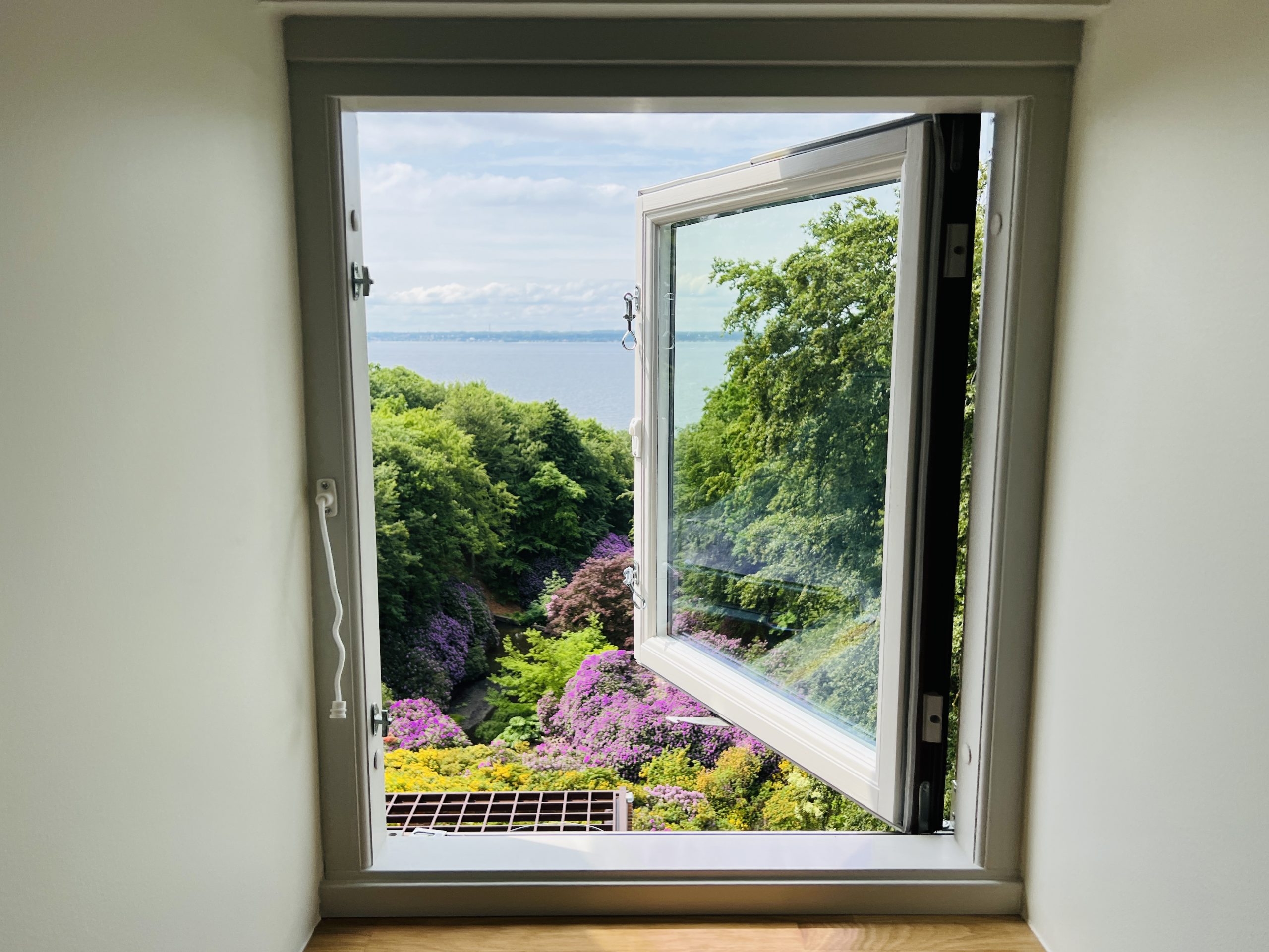 underbar utsikt från ett av de små fönstrena högst upp på Sofiero Slott, utsikt över parken och havet.