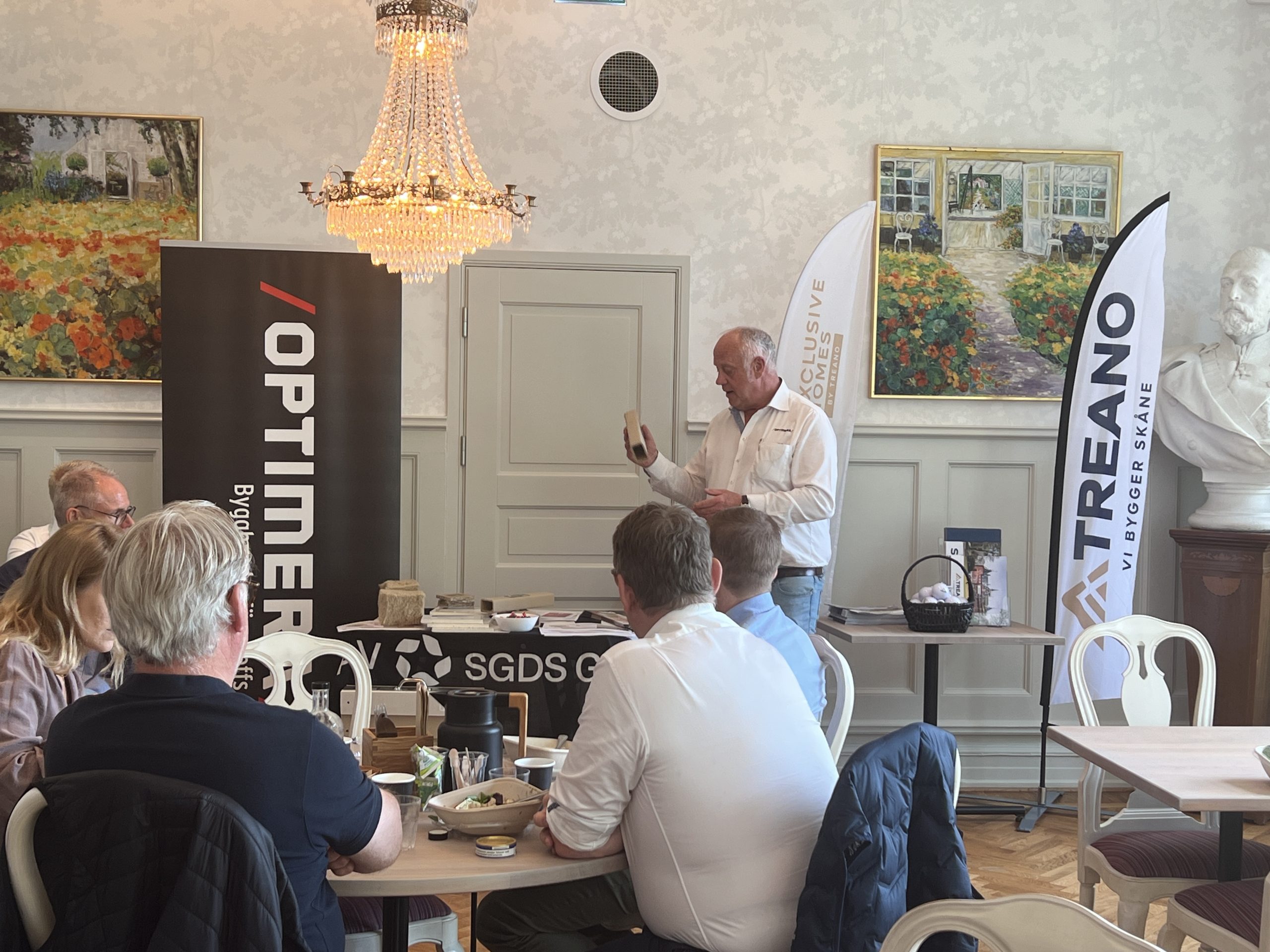 Optimera berättar om deras miljövänliga alternativ på byggmaterial vid lunchen på Sofiero slott