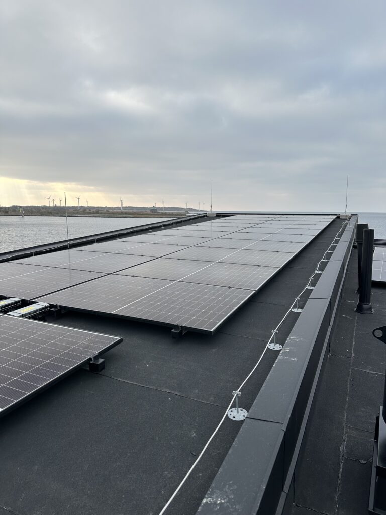 På taket på Kallbadhuset finns solceller för ett miljösmart alternativ