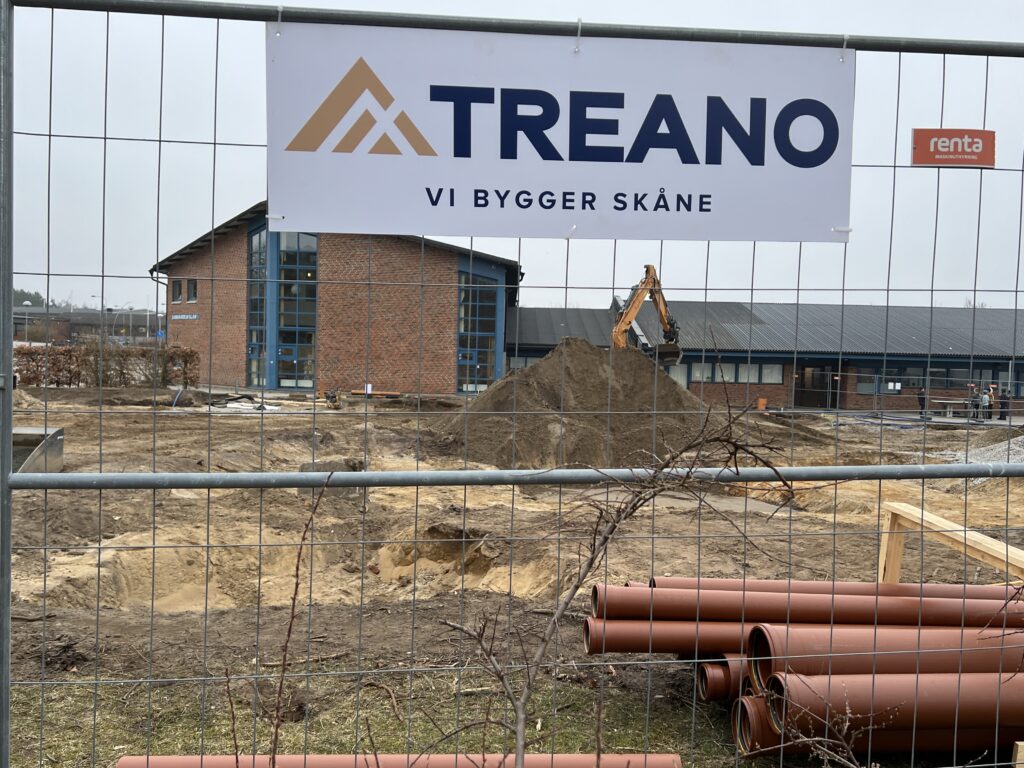 På uppdrag av Landskrona Stad har Treanos Helsingborgsavdelning genomfört en omfattande om- och tillbyggnad av Sandåkerskolan. Bilderna visar olika skeden i projektet – från tidiga byggarbeten med markförberedelser och uppsatta ställningar till arbetet runt den befintliga skolbyggnaden. Tillbyggnaden har utformats för att uppnå kraven för Miljöbyggnad Silver 3.2 och projektet bedrevs som en totalentreprenad. Arbetet påbörjades i februari 2024 och färdigställdes i augusti 2025. Tack vare ett starkt samarbete mellan alla inblandade parter och en imponerande insats från Treanos Helsingborgsavdelning kunde projektet leverera ett mycket gott resultat.